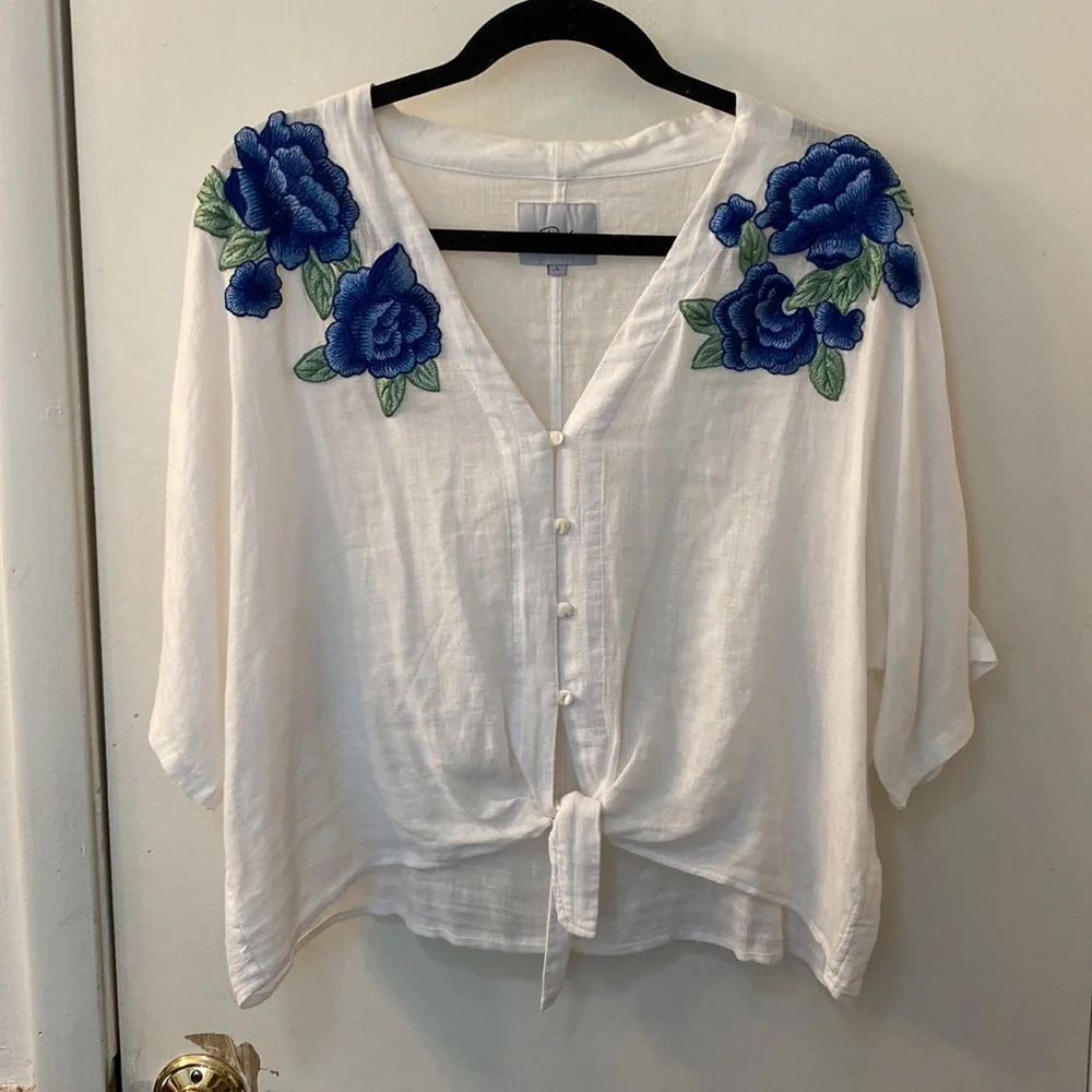Rails Thea Blouse White Blue Rose Embroidery Large - Picture 2 of 5